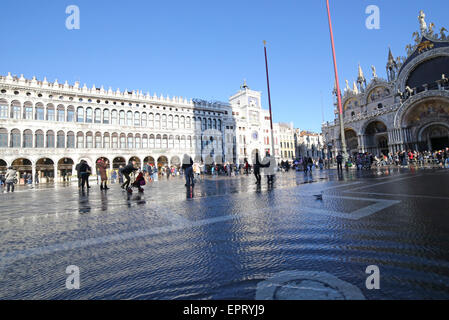 Venezia, VE, Italia - 31 Gennaio 2015: la Basilica di San Marco durante l'alta marea di turisti e di acqua in piazza san marco Foto Stock