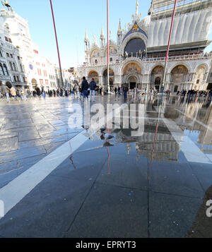 Venezia, VE, Italia - 31 Gennaio 2015: la Basilica di San Marco durante l'alta marea di turisti e di acqua in piazza san marco Foto Stock