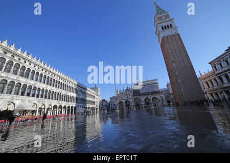 Venezia, VE, Italia - 31 Gennaio 2015:Basilica di San Marco e Campanile di alta marea in Piazza San Marco sotto l'acqua Foto Stock