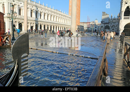 Venezia, VE, Italia - 31 Gennaio 2015:Basilica di San Marco e Campanile di alta marea e una gondola Foto Stock