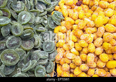 Secchi e Kiwi Kumquat per la vendita su un mercato Foto Stock