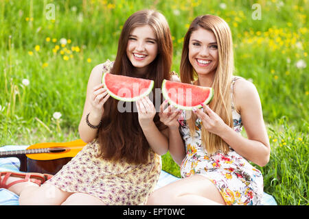 Due belle giovani donne su un picnic Foto Stock