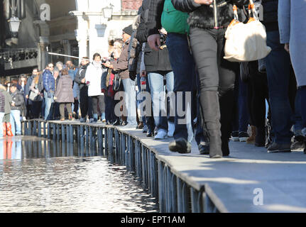 Venezia, VE, Italia - 31 Gennaio 2015: i turisti a Venezia a piedi sul marciapiede in rilievo ad alta marea in Piazza San Marco Foto Stock