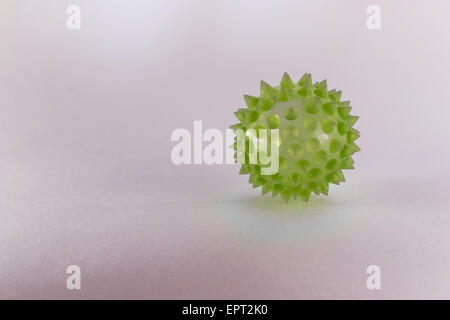 Di colore verde a forma di sfera virus con molti picchi di proteina Foto Stock