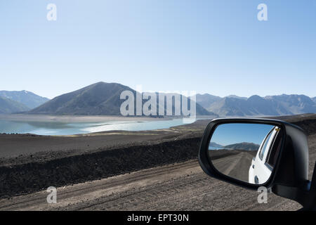 Guidando attraverso il Parque Nacional Laguna del Laja, VIII Región del Biobío, Cile Foto Stock