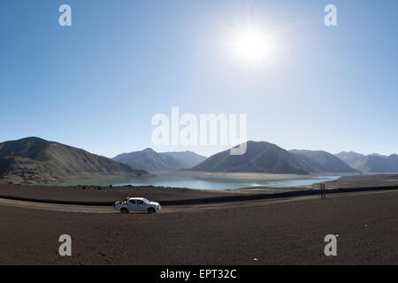 Guidando attraverso il Parque Nacional Laguna del Laja, VIII Región del Biobío, Cile Foto Stock