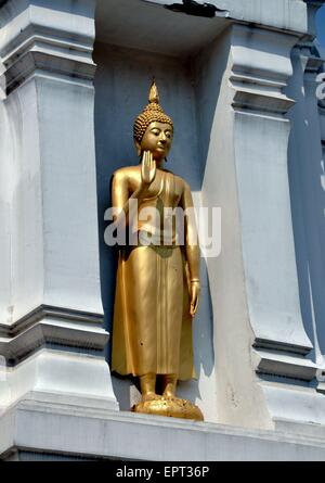 Bangkok, Thailandia: statua di Budda con ha sollevato a mano impostato in una nicchia di un Prang colonna a Wat Mahathat Foto Stock