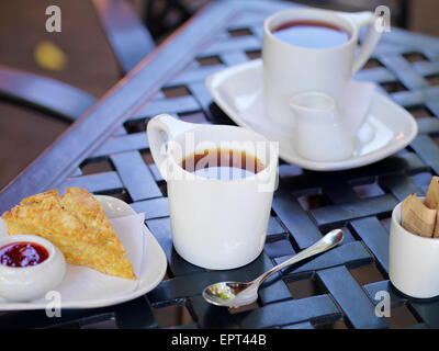 Bianco due tazze di tè sul patio con tavolo Scone e marmellata, Dundas, Ontario, Canada Foto Stock