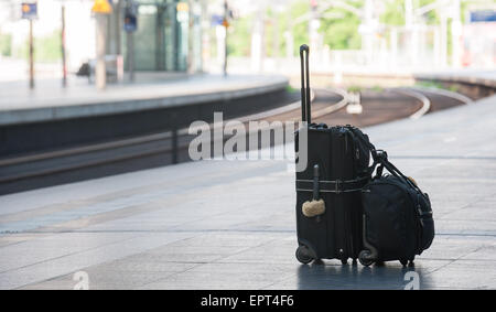 Berlino, Germania. 21 Maggio, 2015. Due valigie su una piattaforma della stazione ferroviaria centrale di Berlino, Germania, 21 maggio 2015. Foto: PAOLO ZINKEN/dpa/Alamy Live News Foto Stock