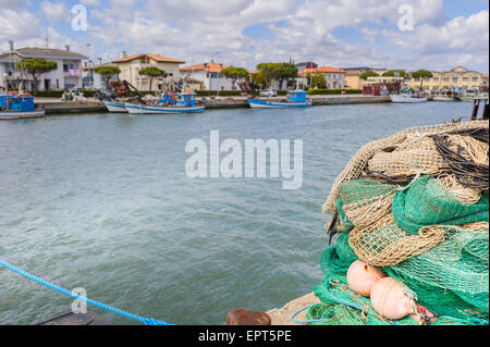 Le reti da pesca, barche da pesca in background Foto Stock