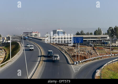 Etiopia, Addis Abeba, strada da Unione Africana costruzione / AETHIOPIEN, Addis Abeba, Strasse zum Gebaeude der Afrikanischen unione Foto Stock