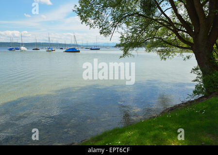 Lakeside con barche, Utting am Ammersee, Lago Ammersee, Fuenfseenland, Alta Baviera, Baviera, Germania Foto Stock