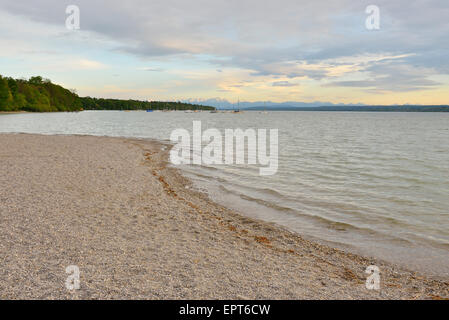 Spiaggia e lago, Stegona am Ammersee, Lago Ammersee, Fuenfseenland, Alta Baviera, Baviera, Germania Foto Stock