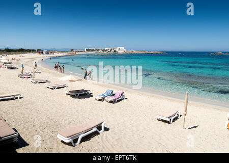 FORMENTERA, Spagna - 12 Maggio 2015: persone presso la spiaggia di Els pujols Formentera di spiaggia di sabbia bianca, acque turchesi in isole baleari Foto Stock