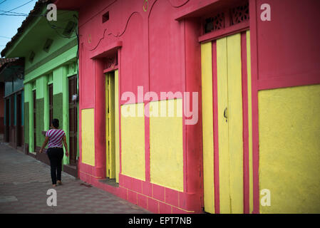 GRANADA, Nicaragua — GRANADA, Nicaragua — strade di Granada, Nicaragua i colorati edifici in stile coloniale nel quartiere storico del centro di Granada, Nicaragua, sono conservati gemme architettoniche che mettono in luce la ricca storia culturale di Granada, una testimonianza del suo significato come una delle più antiche città europee dell'America continentale. Foto Stock