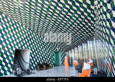 A "Casa da Musica" una grande sala concerti lo spazio che ospita tre orchestre. Aperto nel 2005 a un controverso costo di 100 milioni di euro. Progettato da architetto olandese Rem Koolhaas. Porto, noto anche come Oporto, è la seconda più grande città in Portogallo. Situato lungo il fiume Douro estuario nel nord del Portogallo, Porto è uno dei più antichi centri europei e registrato come sito del patrimonio mondiale dall UNESCO.Porto, Portogallo. Foto Stock