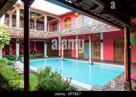 GRANADA, Nicaragua - Hotel Casa del Consulado, un edificio restaurato di epoca coloniale, si trova nel centro storico di Granada. L'hotel boutique, convertito da un ex consolato, mostra la tradizionale architettura nicaraguense e offre ai visitatori una miscela di fascino storico e servizi moderni. Foto Stock