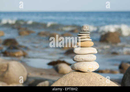 Perfettamente equilibrato, rocce impilate Foto Stock