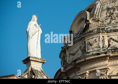 GRANADA, Nicaragua - Iglesia de la Merced è considerata una delle chiese più belle di Granada. Fu originariamente costruito nel 1539, ma nei secoli successivi fu distrutto o danneggiato e ricostruito più volte. L'attuale facciata barocca risale al 1783. La ristrutturazione più recente della chiesa avvenne dopo essere stata danneggiata dagli uomini di William Walker nel 1854, con il restauro fatto nel 1862. Foto Stock