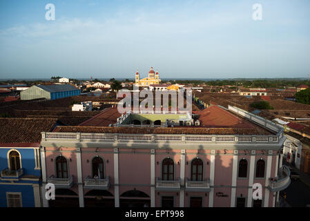 GRANADA, Nicaragua: Una vista sulla città di Granada dalla torre dell'orologio a Iglesia de la Merced, una delle chiese più belle e storiche della città. Iglesia de la Merced è considerata una delle chiese più belle di Granada. Fu originariamente costruito nel 1539, ma nei secoli successivi fu distrutto o danneggiato e ricostruito più volte. L'attuale facciata barocca risale al 1783. La ristrutturazione più recente della chiesa avvenne dopo essere stata danneggiata dagli uomini di William Walker nel 1854, con il restauro fatto nel 1862. Foto Stock