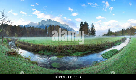 Paesaggio di montagna più alta in Germania (Zugspitze) nella distanza, su un inizio di mattina in autunno, vista dal Tirolo, Austria Foto Stock