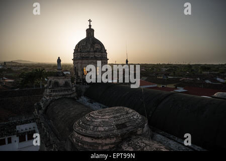 GRANADA, Nicaragua: Una vista sulla città di Granada dalla torre dell'orologio a Iglesia de la Merced, una delle chiese più belle e storiche della città. Iglesia de la Merced è considerata una delle chiese più belle di Granada. Fu originariamente costruito nel 1539, ma nei secoli successivi fu distrutto o danneggiato e ricostruito più volte. L'attuale facciata barocca risale al 1783. La ristrutturazione più recente della chiesa avvenne dopo essere stata danneggiata dagli uomini di William Walker nel 1854, con il restauro fatto nel 1862. Foto Stock