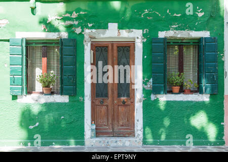 Verde casa colorata a Burano island, Venezia, Italia Foto Stock