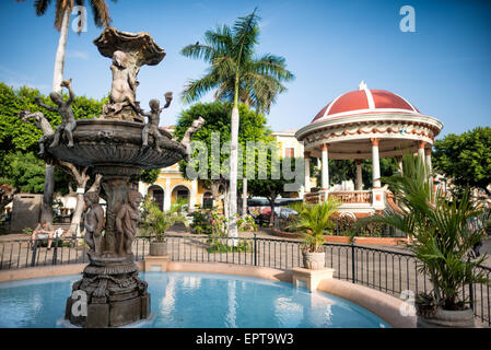 GRANADA, Nicaragua - Una fontana e pergola nel centro del Parque Central. Parque Central è la piazza principale e il cuore storico di Granada, Nicaragua. Foto Stock