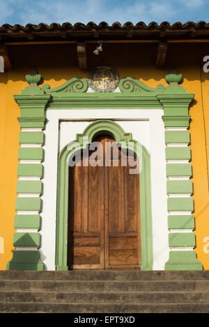 GRANADA, Nicaragua — GRANADA, Nicaragua — strade di Granada, Nicaragua i colorati edifici in stile coloniale nel quartiere storico del centro di Granada, Nicaragua, sono conservati gemme architettoniche che mettono in luce la ricca storia culturale di Granada, una testimonianza del suo significato come una delle più antiche città europee dell'America continentale. Foto Stock