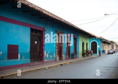 GRANADA, Nicaragua — GRANADA, Nicaragua — strade di Granada, Nicaragua i colorati edifici in stile coloniale nel quartiere storico del centro di Granada, Nicaragua, sono conservati gemme architettoniche che mettono in luce la ricca storia culturale di Granada, una testimonianza del suo significato come una delle più antiche città europee dell'America continentale. Foto Stock