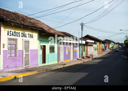 GRANADA, Nicaragua — GRANADA, Nicaragua — strade di Granada, Nicaragua i colorati edifici in stile coloniale nel quartiere storico del centro di Granada, Nicaragua, sono conservati gemme architettoniche che mettono in luce la ricca storia culturale di Granada, una testimonianza del suo significato come una delle più antiche città europee dell'America continentale. Foto Stock