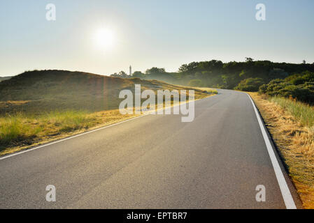 Strada di campagna con Sun in estate, Norderney, Frisia orientale, Isola del Mare del Nord, Bassa Sassonia, Germania Foto Stock