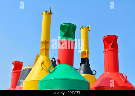 Close-up delle vie navigabili di marcatori e di boe nel porto, Norderney, Frisia orientale, Isola del Mare del Nord, Bassa Sassonia, Germania Foto Stock