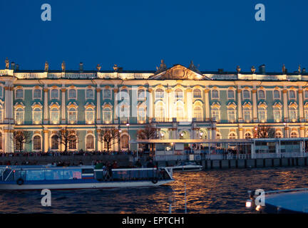 La notte di San Pietroburgo, escursione sul fiume Foto Stock