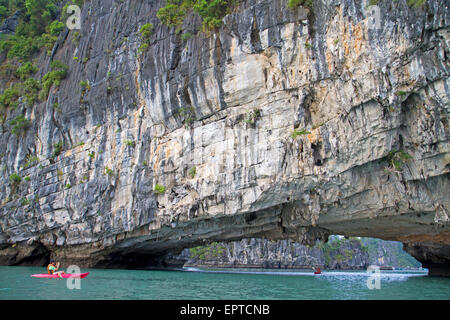 Kayaking nella baia di Halong Foto Stock