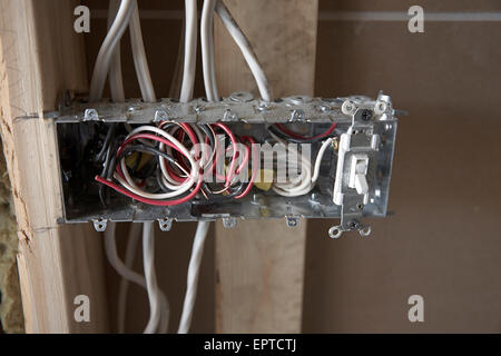 Close-up della cassetta di derivazione elettrica in casa in fase di ristrutturazione Foto Stock