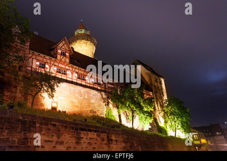 Kaiserburg con Sinwellturm, cortile interno di notte Foto Stock