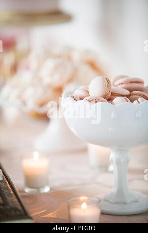 Ciotola di amaretti sulla tavola da dessert al matrimonio, Toronto, Ontario, Canada Foto Stock