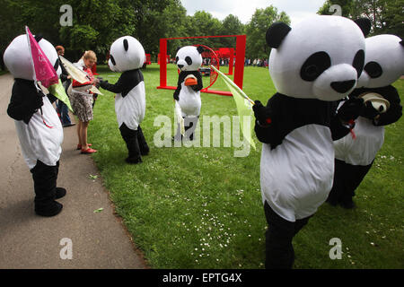 Berlino, Germania. 21 Maggio, 2015. Visitatori parlare con membri dello staff con panda costumi durante la manifestazione culturale "Esperienza Cina" presso i Giardini del Mondo a Berlino, Germania, il 21 maggio 2015. Una serie di eventi culturali denominato 'esperienza Cina" è stato lanciato a Berlino i giardini del mondo così come in altri luoghi della città. Highlights incluso Food festival, film week e sfilata di carnevale. © Zhang ventola/Xinhua/Alamy Live News Foto Stock