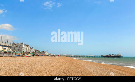 Ampio angolo di visione del lungomare con il Molo di Brighton o il Palace Pier nella distanza, Brighton, Sussex, Inghilterra, Regno Unito. Foto Stock