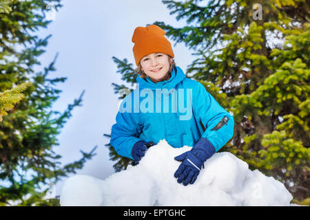 Carino bambino costruire la fortezza di neve closeup Foto Stock