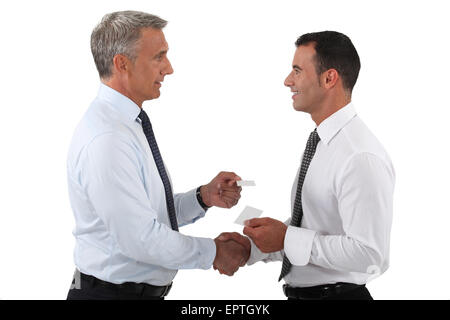 Uomini d'affari lo scambio di biglietti da visita Foto Stock