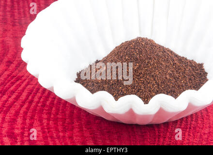 Il caffè fresco motivi pronto per essere infuso per mattina scossone della caffeina Foto Stock