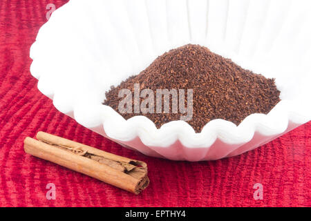 Il caffè fresco motivi pronto per essere infuso per mattina scossone della caffeina Foto Stock