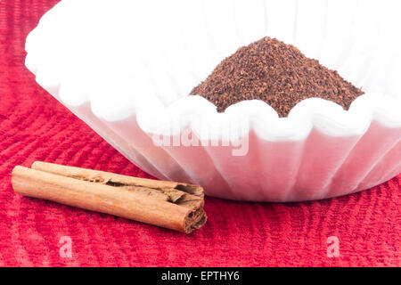 Il caffè fresco motivi pronto per essere infuso per mattina scossone della caffeina Foto Stock