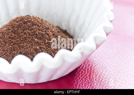 Il caffè fresco motivi pronto per essere infuso per mattina scossone della caffeina Foto Stock