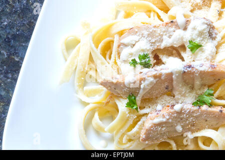 Chicken Fettuccini alfredo con fresco prezzemolo riccio Foto Stock
