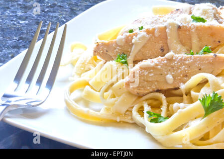 Chicken Fettuccini alfredo con fresco prezzemolo riccio Foto Stock