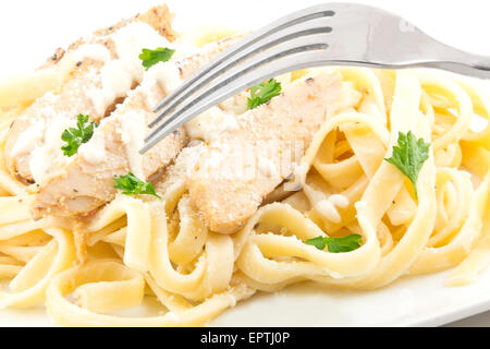 Chicken Fettuccini alfredo con fresco prezzemolo riccio Foto Stock