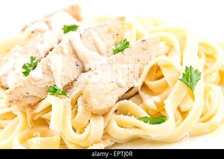 Chicken Fettuccini alfredo con fresco prezzemolo riccio Foto Stock